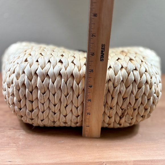 Straw Triangular Tote with Circle Bead Handle, Cinch Closure, EUC - Picture 15 of 16